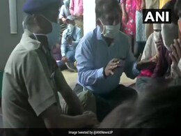 हाथरस कांड में हंगामे के बीच UP के शीर्ष अधिकारियों ने की पीड़िता के परिवार से मुलाकात हाथरस कांड में हंगामे के बीच UP के शीर्ष अधिकारियों ने की पीड़िता के परिवार से मुलाकात