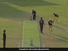 विकेटकीपर के पास थी गेंद फिर भी बल्लेबाज ने 2 रन ऐसे चुरा लिए, देखें अनोखा Video विकेटकीपर के पास थी गेंद फिर भी बल्लेबाज ने 2 रन ऐसे चुरा लिए, देखें अनोखा Video