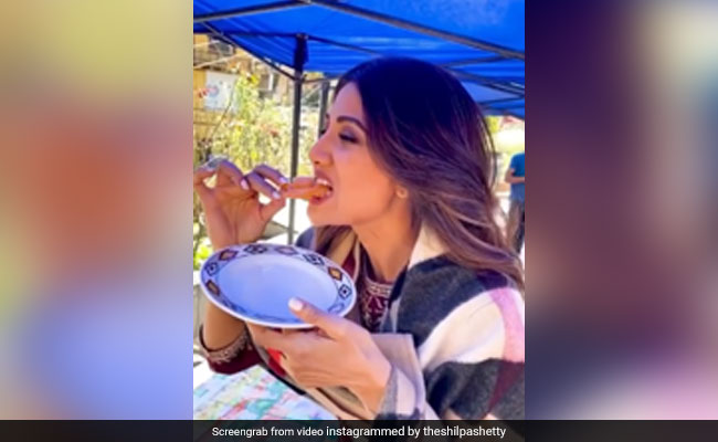 फिल्म के सेट पर गरमा गरम जलेबी खाती नजर आईं शिल्पा शेट्टी, VIDEO हुआ वायरल