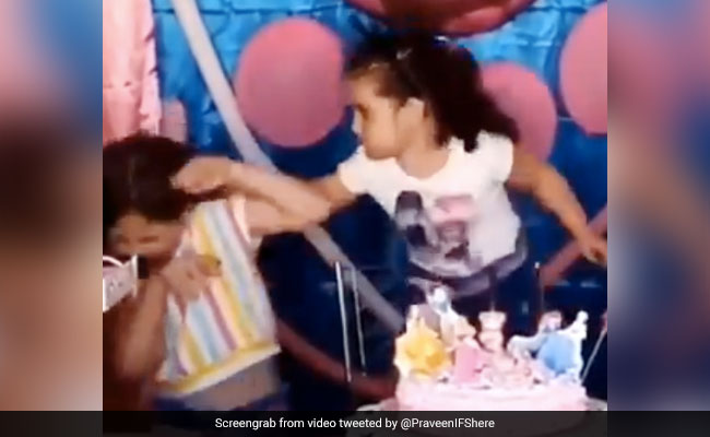 बर्थडे पर मोमबत्ती बुझा रही थी लड़की, पास में खड़ी बच्ची ने मारी फूंक तो गुस्से में पकड़े बाल और फिर... देखें Video