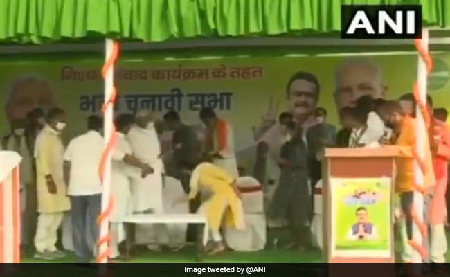 लालू के समधी चंद्रिका राय के लिए वोट मांगने पहुंचे नीतीश कुमार, बेटी ऐश्वर्या ने मंच पर आकर छुए पैर