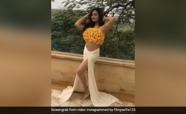 Rashami Desai ने सनफ्लावर टॉप और व्हाइट स्कर्ट में यूं कराया Photoshoot, ग्लैमरस Video खूब हो रहा है Viral