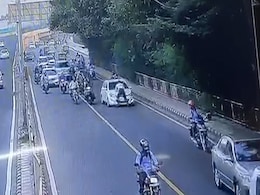 CCTV में कैद : ट्रैफिक पुलिसकर्मी को कार के बोनट पर 400 मीटर तक घसीटा, दो गिरफ्तार CCTV में कैद : ट्रैफिक पुलिसकर्मी को कार के बोनट पर 400 मीटर तक घसीटा, दो गिरफ्तार