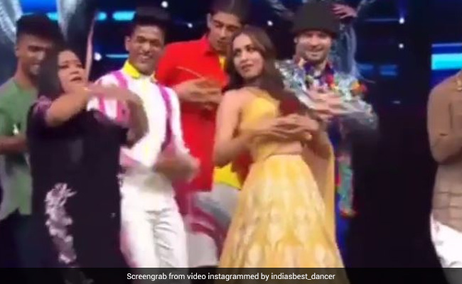 Malaika Arora ने पीली ड्रेस में भारती सिंह के साथ 'मुन्नी बदनाम' पर किया धमाकेदार डांस, Video हुआ वायरल