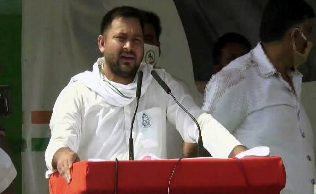 चुनावी रैली में तेजस्वी ने नीतीश कुमार पर कसा तंज- जब प्रवासी पैदल वापस आ रहे थे तो घर में बंद थे मुख्यमंत्री