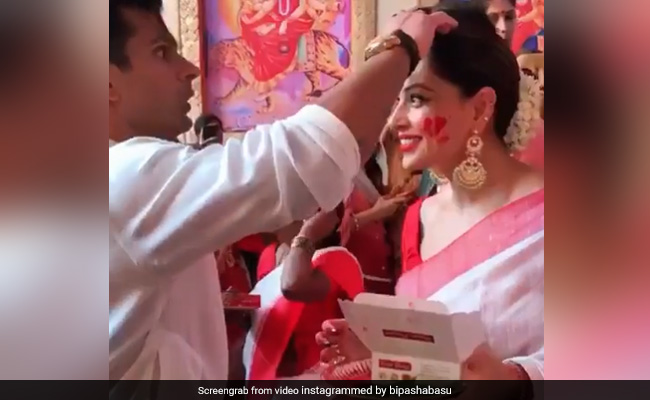 करण सिंह ग्रोवर ने पत्नी की भरी मांग, बिपाशा बसु ने शेयर किया थ्रोबैक वीडियो