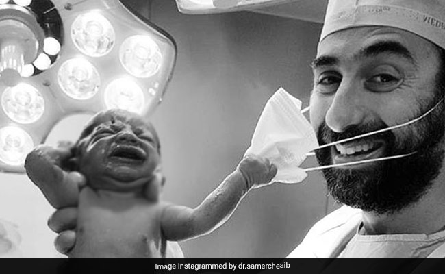 पैदा होने के तुरंत बाद बच्चे ने डॉक्टर के चेहरे से हटाया मास्क, Photo ने सोशल मीडिया पर मचाया तहलका