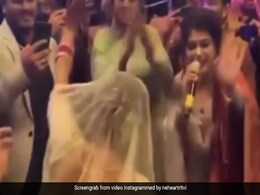 Neha Kakkar ने पल्लू पकड़कर पंजाबी गाने पर यूं झूमकर किया डांस, रिसेप्शन का Video मचा रहा है धूम Neha Kakkar ने पल्लू पकड़कर पंजाबी गाने पर यूं झूमकर किया डांस, रिसेप्शन का Video मचा रहा है धूम