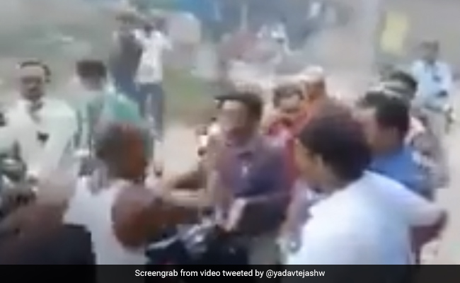 बिहार : वोट मांगते वक्त मंत्री को करना पड़ा जनता के गुस्से का सामना, तेजस्वी यादव ने शेयर किया वीडियो