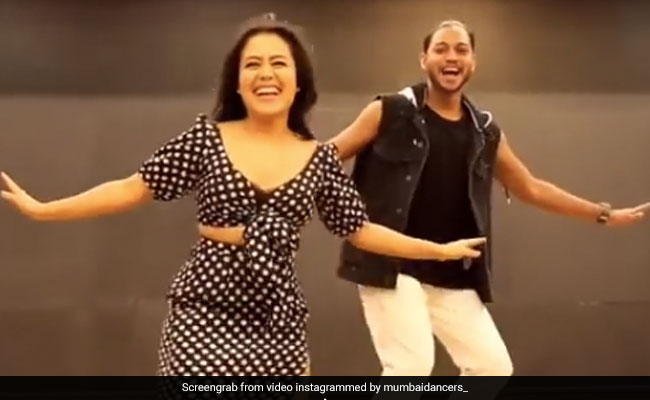 Neha Kakkar ने पोल्का डॉट ड्रेस में 'आंख मारे' पर मेल्विन लुईस के साथ यूं किया डांस, Viral हुआ Video