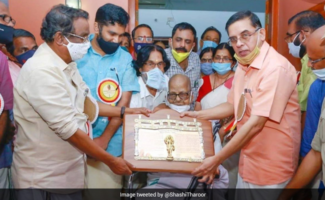 Akkitham Achuthan Namboothiri, Malayalam Poet And Gandhian, Dies