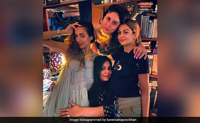 करीना कपूर ने गर्ल गैंग के साथ शेयर की Photo, खास अंदाज में दी दोस्त मल्लिका को जन्मदिन की बधाई करीना कपूर ने गर्ल गैंग के साथ शेयर की Photo, खास अंदाज में दी दोस्त मल्लिका को जन्मदिन की बधाई