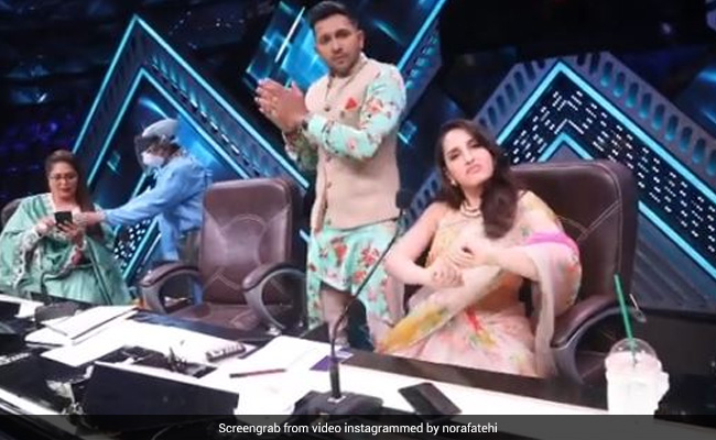 नोरा फतेही कुर्सी पर बैठे-बैठे ही करने लगीं डांस, Video में टेरेंस लोविस ने भी दिया साथ