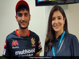 RCB के खिलाड़ी शाहबाज अहमद ने Anushka Sharma के साथ खिंचवाई फोटो, बोले- फैनबॉय मूमेंट... RCB के खिलाड़ी शाहबाज अहमद ने Anushka Sharma के साथ खिंचवाई फोटो, बोले- फैनबॉय मूमेंट...