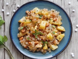 Sabudana Khichdi: सावन सोमवार के व्रत में बनाएं साबूदाना खिचड़ी, इस फलाहार रेसिपी से दिन भर भरा रहेगा पेट Sabudana Khichdi: सावन सोमवार के व्रत में बनाएं साबूदाना खिचड़ी, इस फलाहार रेसिपी से दिन भर भरा रहेगा पेट