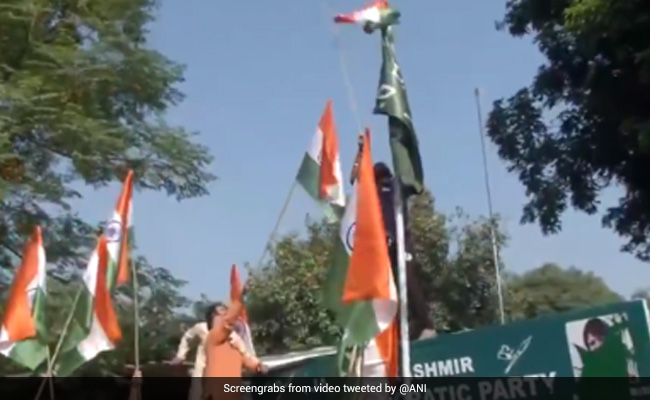 भाजपा कार्यकर्ताओं ने पीडीपी के जम्मू कार्यालय पर तिरंगा फहराया, महबूबा मुफ्ती के बयान का विरोध