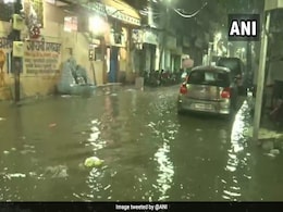 बाढ़ से बेहाल लोगों ने विधायक पर फेंके चप्पल, हंगामा के बीच MLA की गाड़ी में भी तोड़-फोड़ बाढ़ से बेहाल लोगों ने विधायक पर फेंके चप्पल, हंगामा के बीच MLA की गाड़ी में भी तोड़-फोड़