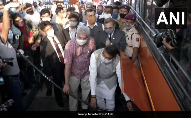 Dharmendra Pradhan Launches Trial Run Of Delhi's Buses On Hydrogen-Blended CNG