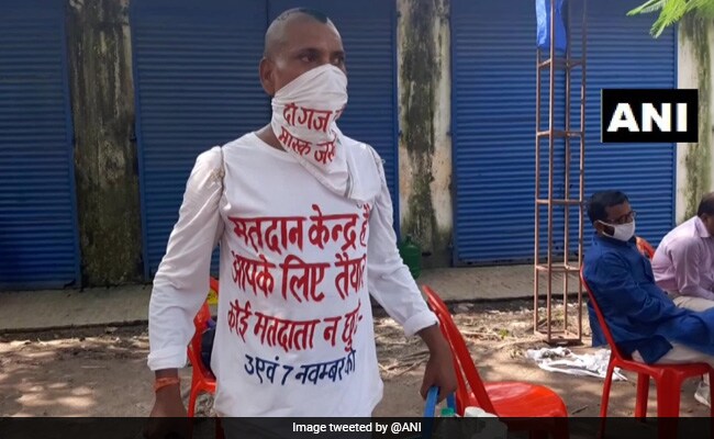 बिहार में चाय वाला अनोखे अंदाज़ में मतदान के लिए फैला रहा जागरुकता