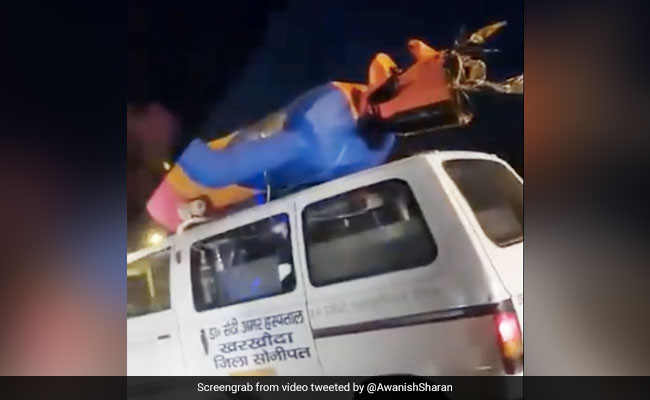 एम्बुलेंस के ऊपर लेटा दिखा 'रावण', IAS बोले- 'रावण को भी हो गया कोरोनावायरस...' - देखें Viral Video