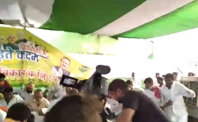 बिहार चुनाव : नेताओं को माला पहनाने की मची होड़, JDU नेता चंद्रिका राय का मंच गिरा, कई जख्मी, देखें VIDEO