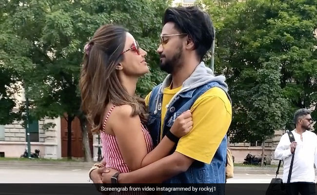 हिना खान बॉयफ्रेंड संग सड़क पर रोमांस करती आईं नजर, Video हुआ वायरल