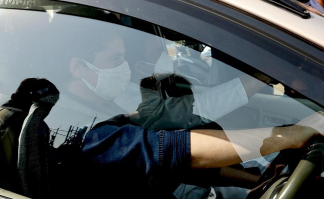 प्रियंका ने हाथरस के लिए कार की कमान हाथ में ली, बगल की सीट पर बैठे राहुल गांधी