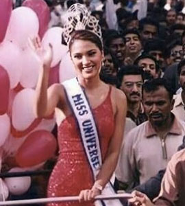 How The Miss Universe Officials Reacted To Lara's Homecoming In 2000 How The Miss Universe Officials Reacted To Lara's Homecoming In 2000