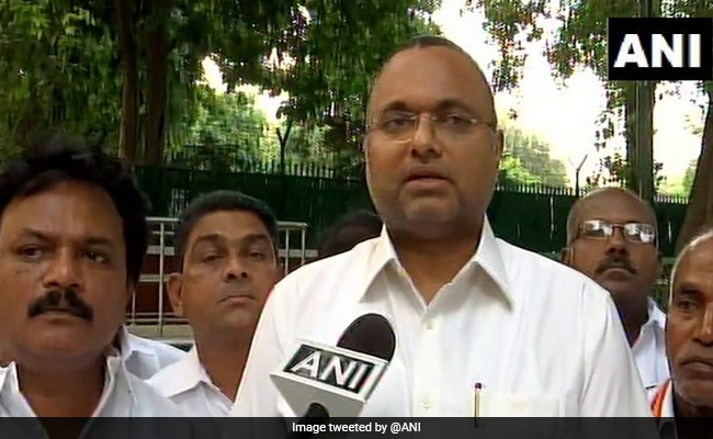 कांग्रेस नेता उदित राज EVM पर उठाए सवाल तो कार्ति चिदंबरम ने बताया भरोसेमंद