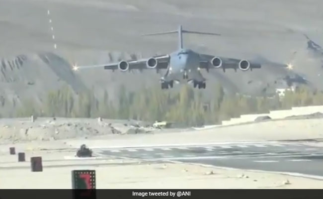VIDEO: लेह एयरबेस पर उतरा IAF का जंबो विमान C-17 ग्लोबमास्टर, जानें इसकी खासियत