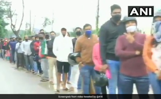 VIDEO: बिरयानी के लिए ऐसी दीवानगी, 1.5 KM लंबी लाइन में कर रहे अपनी बारी का इंतजार