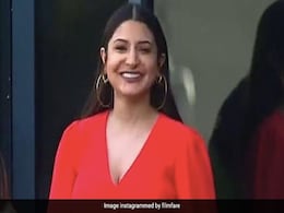 अनुष्का शर्मा रेड ड्रेस में लग रहीं थी बेहद खूबसूरत, स्टेडियम में पति विराट कोहली को यूं चीयर करती आईं नजर अनुष्का शर्मा रेड ड्रेस में लग रहीं थी बेहद खूबसूरत, स्टेडियम में पति विराट कोहली को यूं चीयर करती आईं नजर