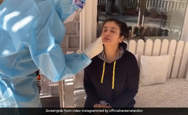 Raveena Tandon KGF 2 की शूटिंग के लिए पहुंची डलहौजी, कैमरे के सामने यूं कराया कोरोना टेस्ट- देखें Video