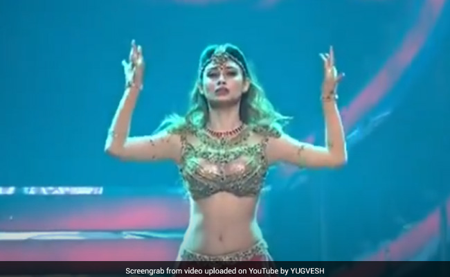 Mouni Roy ने 'रांझा रांझा' सॉन्ग पर यूं किया धमाकेदार डांस, बार-बार देखा जा रहा Video