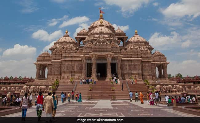 कोरोनावायरस महामारी के चलते बंद रहा अक्षरधाम मंदिर 200 दिन बाद श्रद्धालुओं के लिए खुला