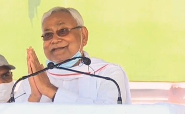 नीतीश ने मांझी के लिए मांगा वोट, बोले- हम माला पहना देते हैं, आप जिता दीजिएगा