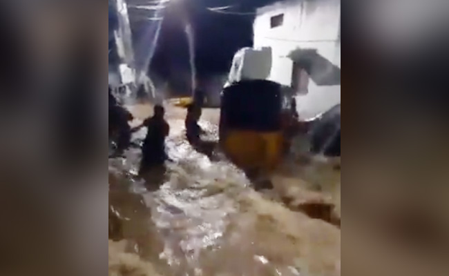 गलियों में बाढ़, सड़क पर बहती कार, हैदराबाद में भारी बारिश के बाद का नजारा, देखें वीडियो