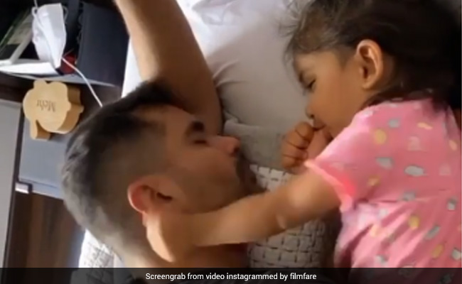 अंगद बेदी सो रहे थे तभी बेटी मेहर ने इस खास अंदाज में उठाया, पापा-बेटी का क्यूट VIDEO वायरल