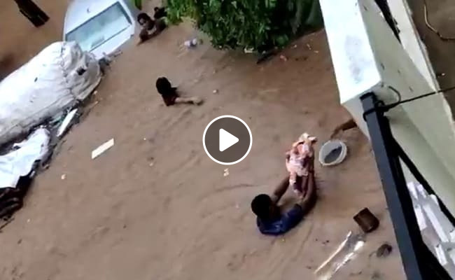 बेंगलुरु: बाढ़ जैसे हालात के बीच 'मसीहा' बने युवक, मासूम बच्चों की ऐसे बचाई जान, देखिए VIDEO 