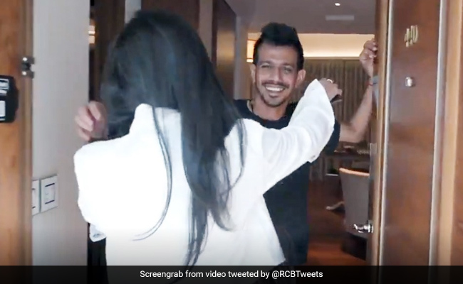 IPL 2020: युजवेंद्र चहल के कमरे में पहुंची मंगेतर धनश्री, देखते ही लगा लिया गले और फिर कहा कुछ ऐसा - देखें Video