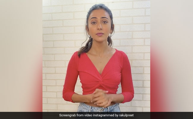 रकुलप्रीत को अर्जुन कपूर ने दिया चैलेंज तो एक्ट्रेस ने हनी सिंह के अंदाज में कर दिया रैप- देखें Video