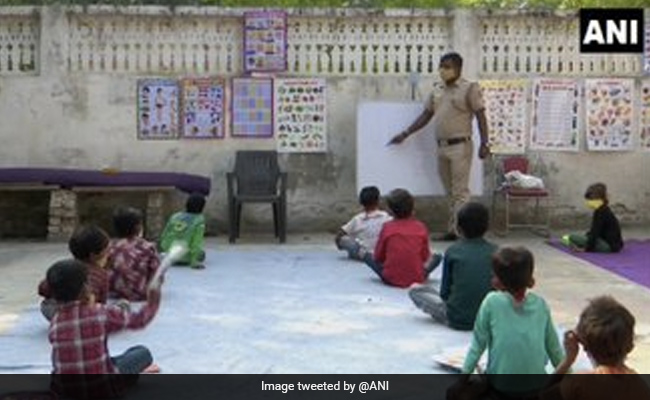 ऑनलाइन क्लास से वंचित गरीब बच्चों को पढ़ा रहा दिल्ली पुलिस का ये कॉन्स्टेबल