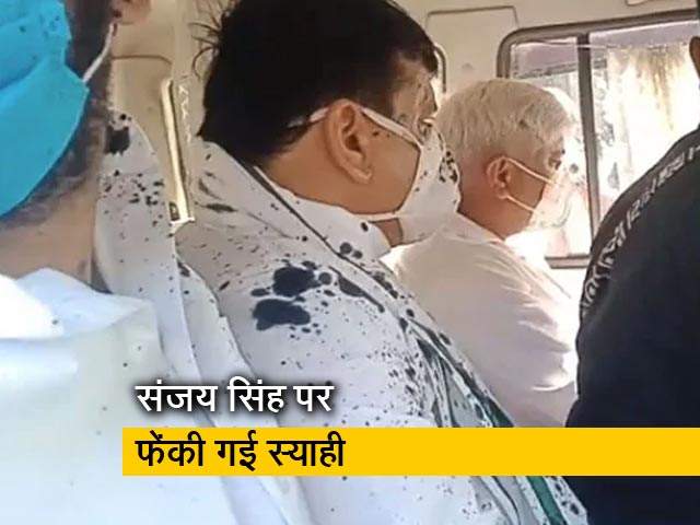 हाथरस गए AAP सांसद संजय सिंह और राखी बिड़लान पर फेंकी गई काली स्याही हाथरस गए AAP सांसद संजय सिंह और राखी बिड़लान पर फेंकी गई काली स्याही