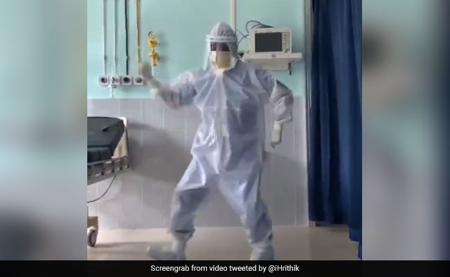 Hrithik Roshan Wants To Learn Dancing Doctor's Viral Moves To His Song <i>Ghungroo</i>