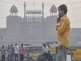 Toxic Haze Shrouds Delhi; Calm Winds, Low Temperature To Be Blamed Toxic Haze Shrouds Delhi; Calm Winds, Low Temperature To Be Blamed