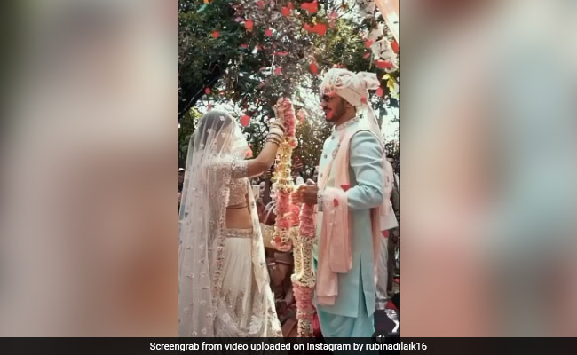 Rubina Dilaik के पति अभिनव ने शादी की रस्मों के बीच यूं थाम लिया था एक्ट्रेस का हाथ, देखें VIDEO