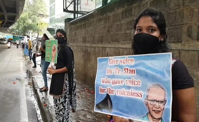 3 km Human Chain In Bengaluru Against Cleric's Arrest Over Bhima-Koregaon