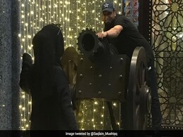 सकलैन मुश्ताक ने बेगम को 'तोप' के आगे खड़ा करके शेयर की तस्वीर, डैरेम सैमी ने लिए यूं लिए मजे सकलैन मुश्ताक ने बेगम को 'तोप' के आगे खड़ा करके शेयर की तस्वीर, डैरेम सैमी ने लिए यूं लिए मजे