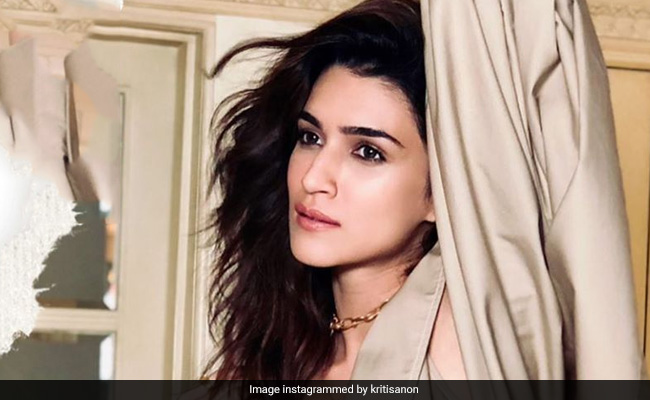 On "Poetic Soul" Kriti Sanon's Post, Varun Dhawan Dropped This Comment