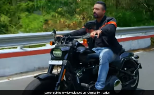 Ajaz Khan ने 'पल पल' गाने से मचाई धूम, रोमांटिक अंदाज में नजर आए एक्टर- देखें Video